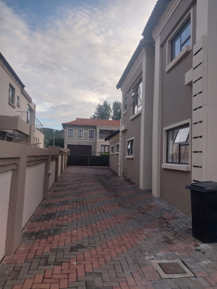 To Let 6 Bedroom Property for Rent in Xanadu North West